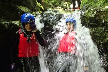 萩原利久 大自然のなかで濡れ髪披露！過酷な滝登りに必死で食らいつき“川賊王”宣言も「過去イチハードじゃない？」と疲労困憊