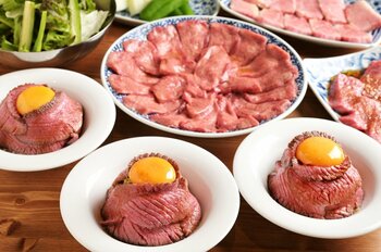 【大阪・天満】和牛たんじ、Instagramフォロワー限定“裏メニュー”「極上牛タンのレア月見丼」提供開始