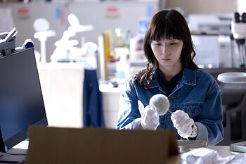 披露宴会場でひょっとこが殺人！？西条（松岡茉優）らは居酒屋で疑問点を井戸端会議！そこにヒントが…『ギークス』第1話予告