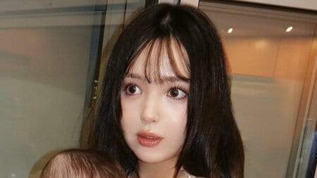 藤田ニコル “ムチムチあんよ”が可愛い生後5ヵ月長女の成長姿を公開！娘に顔寄せる様子に「大きくなったね」「オシャレなママ！」