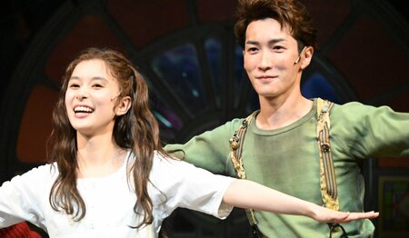 芳根京子「上手い！よっ！」渡辺翔太のジョークをベタ褒め「フライングで飛ぶけど、セリフは飛ばないように」（渡辺）『ウェンディ＆ピーターパン』