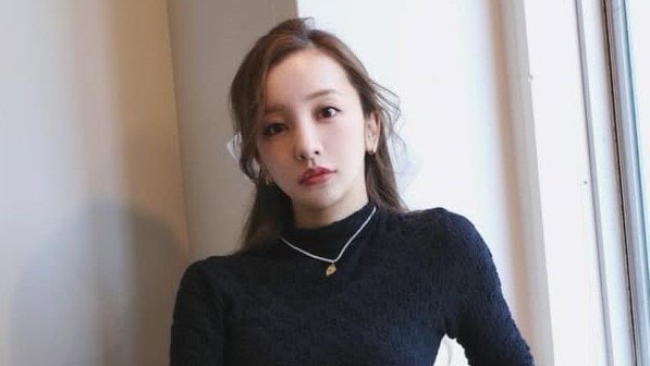 板野友美 4歳長女との“おそろい”ミニスカコーデを披露！仲良く手をつないで歩く姿に「スタイル抜群！」「似合ってるかわいい」と絶賛の嵐