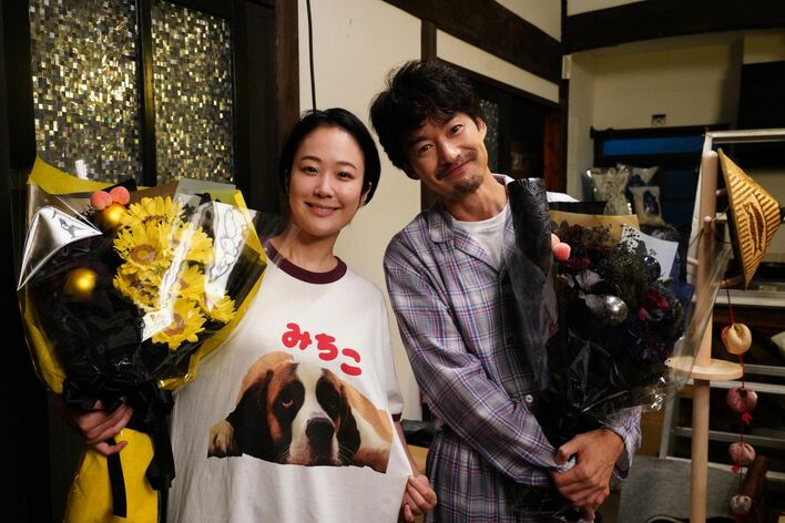 竹野内豊＆黒木華が笑顔でパチリ！映画「イチケイのカラス」メイキング写真解禁