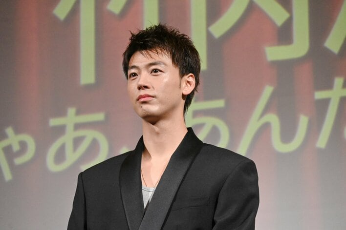 【写真】抜群のスタイルを活かしたフォーマルスタイルな竹内涼真の写真を見る