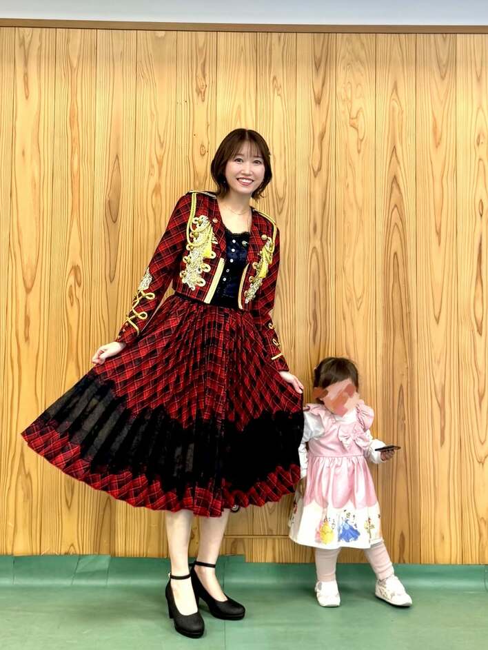 【画像15枚】元AKB48の初期メンバーで2児の母の浦野一美が娘を抱いたアイドル復活ショットを見る