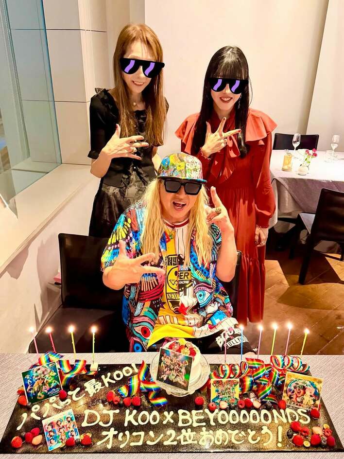 【画像】「最KOOにステキなご家族」DJ KOOが妻と娘に楽曲ヒット祝いをしてもらったときの仲良し3ショットを見る