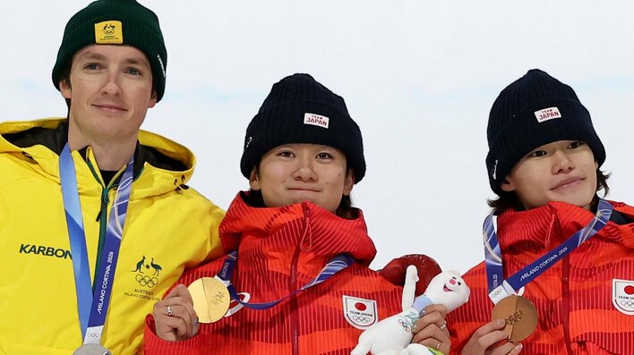 メダリストの“日本への敬意ある姿”に称賛の声！君が代で豪州選手も見せたスポーツマンシップに「更に感動」「清々しくなります」【ミラノ・コルティナ五輪】
