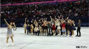 坂本花織選手 全員と笑顔でセルフィー 日米の“お姉さん”が話題に！？国境を超えたフィギュアスケートの裏側【ミラノ・コルティナ五輪】