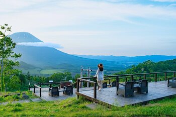 ウエスト山頂に新名所誕生！羊蹄パノラマテラスにフォトスポット＆山頂カフェが新登場！絶景を背景に「RUSUTSU」で写真を撮ろう