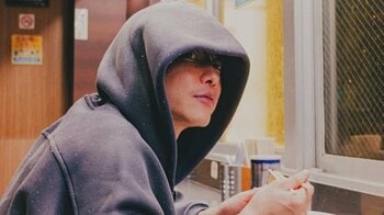 「そんな時間にラーメン！？」佐藤健 エモすぎる“夜食オフショット”公開に反響「プライベート感がたまらん」「一緒に食べたい」