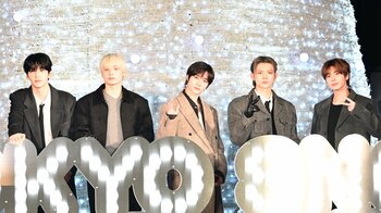 TOMORROW X TOGETHER 冬らしい“まるで王子様”なコーデで東京ドームシティ点灯式に登場！高さ約15mの巨大ツリーに「雪みたいでとてもきれい」と感動する場面も