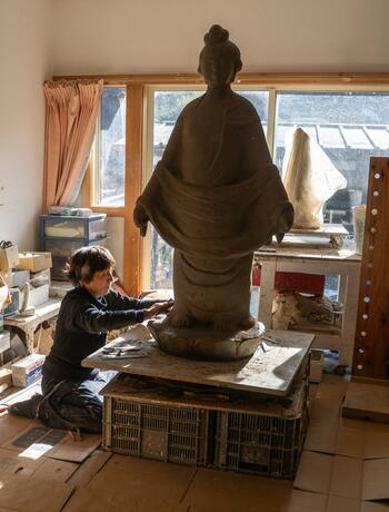 奈良・東大寺が300年ぶりに仏像を発注した彫刻家が、全盲になって拓いた新しい境地