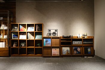 インテリアショップが、「生活体験を提供」家具×カフェ×レコードが交差する空間へ