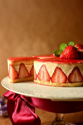 【ノボテル沖縄那覇】どこをカットしても苺がごろっと！たっぷり苺と濃厚卵で作るノボテル沖縄那覇の母の日限定ケーキ受付中！