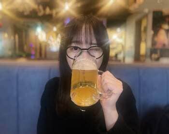 「お酒を手に取ると…」影山優佳 母の撮影に“娘の表情” ビール片手にウインク披露！4枚目には愛犬「サービスショット」も