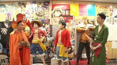 週刊少年ジャンプ」編集部で山のようなワンピースグッズに狂喜乱舞
