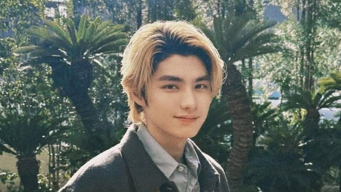 「違う印象で素敵」本田響矢 “新鮮”な細身メガネ×金髪でにっこりピース！黒タートルにグレージャケットのシックな装いに「きゅんが止まりません」