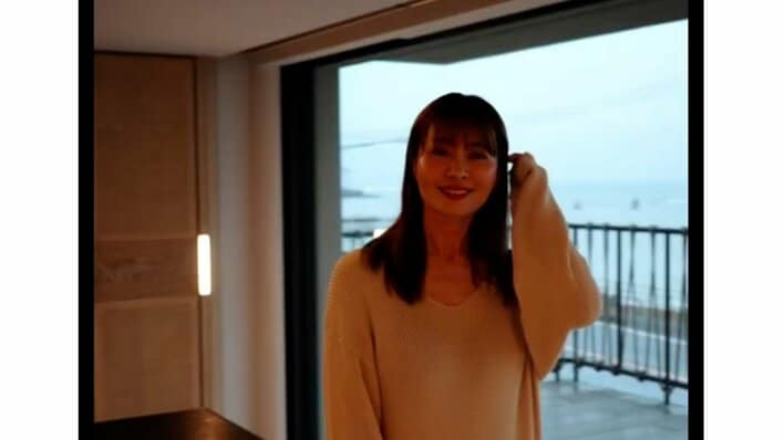 【写真21枚】新山千春（44）オーシャンフロントの貸ホテルでサウナ満喫ショットを見る