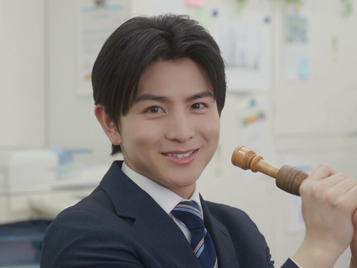 超特急・柏木悠が“天然エピソード”を披露「熊本弁マジックでごまかしちゃいます（笑）」サラリーマンに扮した新CMで宙吊りにも挑戦！