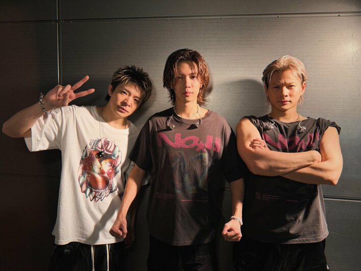 【画像3枚】「もはや日本人離れ」平野紫耀のムキムキな腕に仰天！岸優太&神宮寺勇太と並んだ三者三様ショットを見る