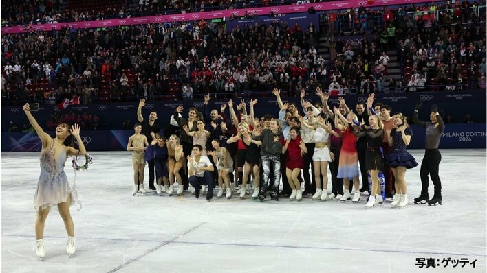 坂本花織選手 全員と笑顔でセルフィー 日米の“お姉さん”が話題に！？国境を超えたフィギュアスケートの裏側【ミラノ・コルティナ五輪】