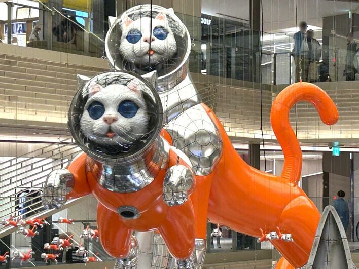 猫400匹が宙を舞う！ヤノベケンジの巨大アートが銀座で大爆発！佐久間