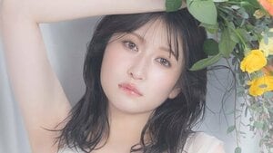 第1子出産の吉田朱里 "生まれたばかり”の長女公開！我が子をギュッと抱きしめた幸せ親子ショットに「産後もビジュ良！！！！」