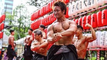 今年の夏は筋肉盆踊り！中野駅前の盆踊り大会にムキムキなマッチョが集結！水鉄砲やバケツでの水かけ企画も