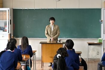 北村匠海“朝野先生”の初登校、初授業のシーンなどを切り取った場面写真が解禁＆予告映像も初公開『サバ缶、宇宙へ行く』