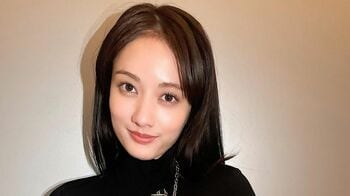 谷まりあ 太ももチラリなタイトめ黒ニットコーデ披露 「素敵すぎて見惚れてしまう」クールな表情と笑顔のギャップにドキッ！