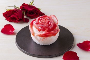 高島屋の象徴であり、横浜市の市花「薔薇」を和菓子に。弁才天が横浜高島屋限定の「薔薇いちご大福」「薔薇わらび餅」を発売