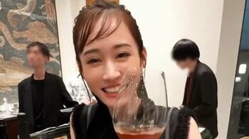 前田敦子 ワイングラスで「かんぱーい！」 ボトルに囲まれ“大人の味”をたしなむ姿や美脚際立つ膝上ミニスカコーデ披露に「見惚れます♡」「優勝」