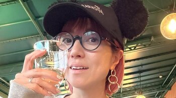 「仲良しファミリー」hitomi 4人の子どもたちと“ディズニー”満喫ショット公開！楽しそうにはしゃぐ姿に「めっちゃ素敵」「ほっこり癒されます」