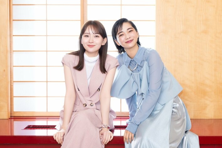 【写真23枚】クール＆かわいい見上愛＆畑芽育の撮りおろしカットを見る