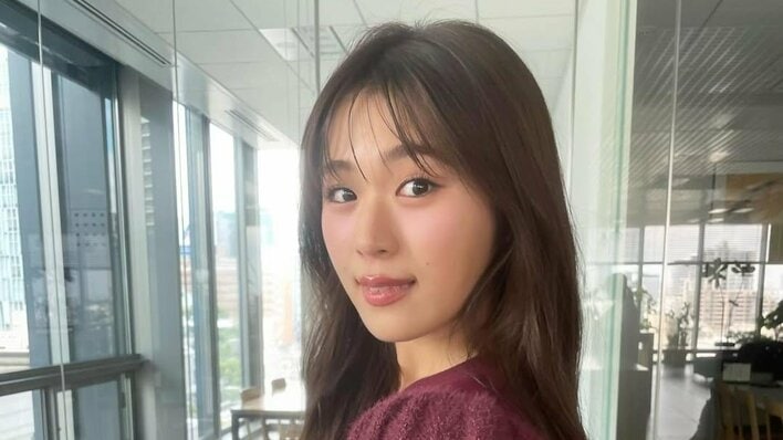 「天使すぎる」渋谷凪咲 白いモコモコ装いの満面の笑みショット公開！マフラー巻いた冬仕様の姿にファンもん絶