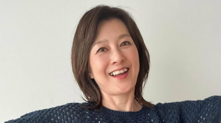「可愛いおてて！」森尾由美 初孫が料理を手伝う写真に反響！小さな手でグリーンピースを取り出す姿に「癒やされる」