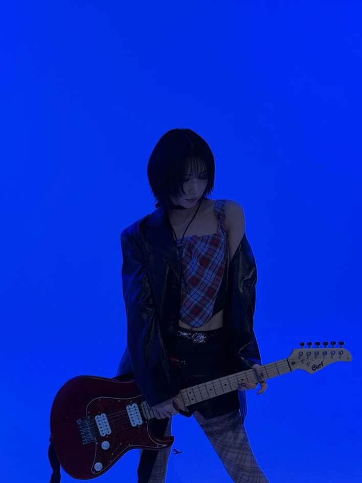 NiziU・MAYA 美脚見せミニスカ×タイツのロックスタイル披露！ギター