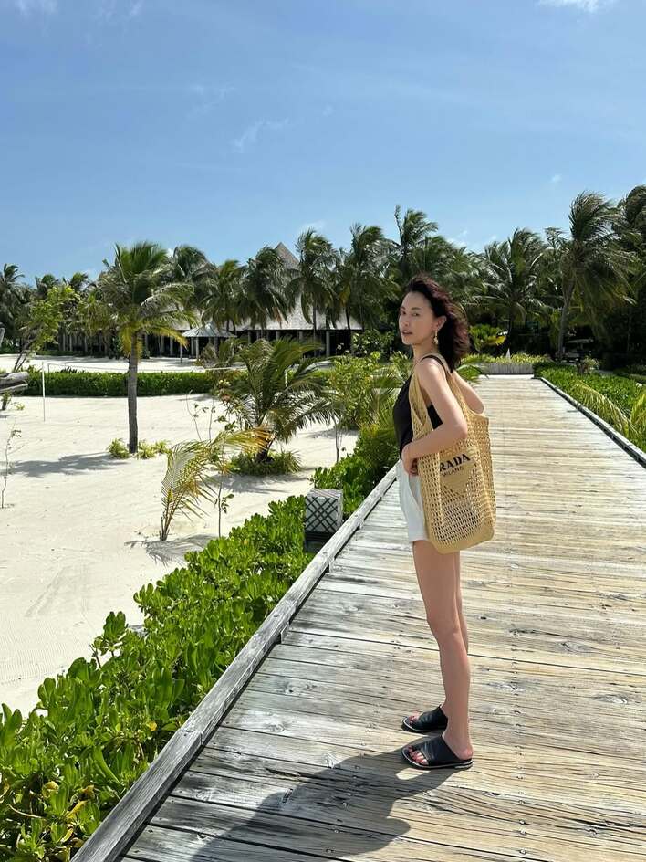 鍛え上げられた背中」長谷川京子 モルディブでの水着姿を披露！自然に