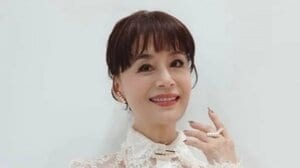 大地真央 “着物姿の愛猫”に囲まれた年賀状を公開！「えっ！！すご」カメラ目線の4匹それぞれの個性感じる麗しい5ショットに反響