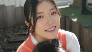 美山加恋 自作のかぎ編み“目玉焼きハット”を披露！青のふわふわデザインに「衣装とピッタリ」「素敵です」