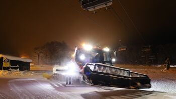 【富良野スキー場】パッセンジャーキャビンを搭載した圧雪車を新規導入圧雪車で移動するファーストトラックやお子さままで楽しめる乗車体験、ナイトツアーを初開催