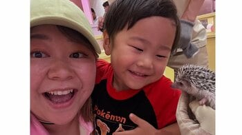 やしろ優 息子が小動物と対面したドキドキの瞬間を公開！原宿で生き物と楽しそうにふれ合う家族ショットの「笑顔にキュン」