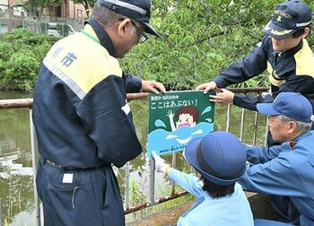 子どもの水の事故防止のため高槻市職員らが水路やため池をパトロール