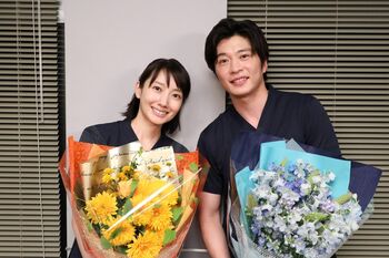 『ナイト・ドクター』波瑠、田中圭がクランクアップ！「みなさんのおかげで、朝倉美月を最後まで演じきれました」