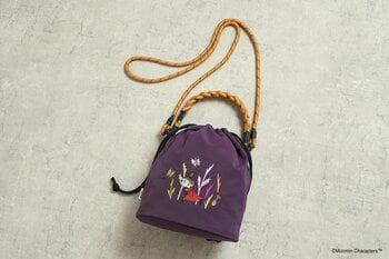 【MOOMIN(ムーミン)】新登場！リトルミイを繊細なアート刺繍で表現。コロンとした巾着フォルムと、手持ち＆ショルダーで楽しめる2WAY仕様が魅力。秋の街歩きや休日のお出かけにぴったりなバッグ。