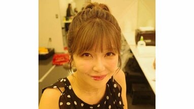 1児の母・宇野実彩子 大胆背中開き&すらり美脚コーデで抜群のスタイル