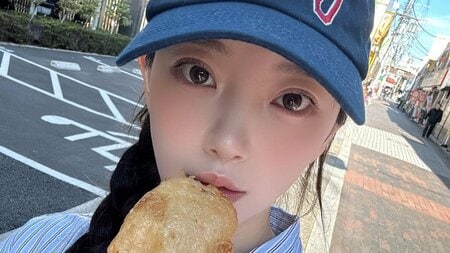 堀未央奈 幼少期の舌ペロ＆ウィンクショット披露！おませでROCKな姿に「こんな顔ができるなんて」爽やかコーデの食べ歩き自撮りショットも