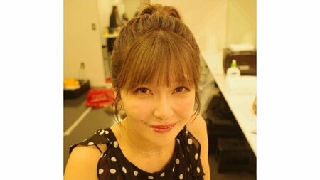 1児の母・宇野実彩子 大胆背中開き&すらり美脚コーデで抜群のスタイルを披露！「優勝です♡」「何着ても似合う」上目遣いのモグモグショットも公開