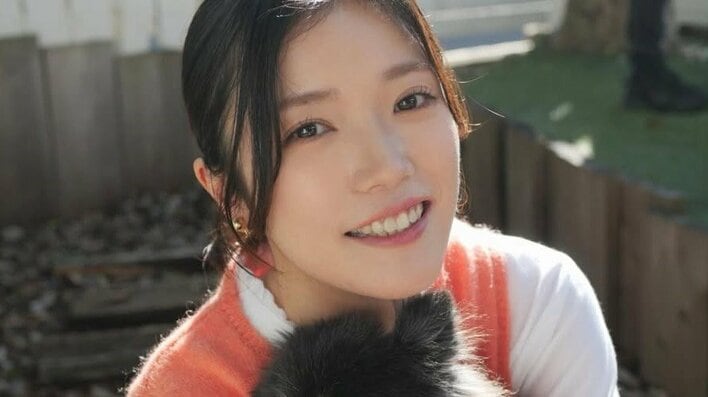 美山加恋 自作のかぎ編み“目玉焼きハット”を披露！青のふわふわデザインに「衣装とピッタリ」「素敵です」