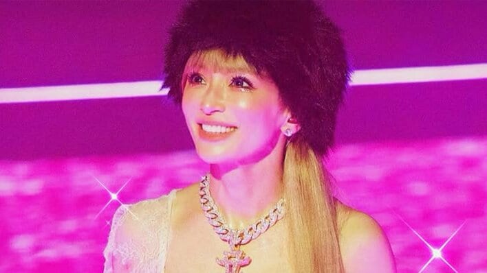 浜崎あゆみ 息子2人の姿も…“超豪華”自宅の巨大クリスマスツリー披露！「自宅にこれがあるのですか！？」と驚きの声